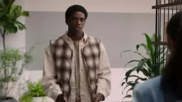 Gilet à carreaux brossé porté par Orlando 'Lando' Johnson (Martin Bobb-Semple) tel qu’on le voit dans All American : Homecoming (S03E13)