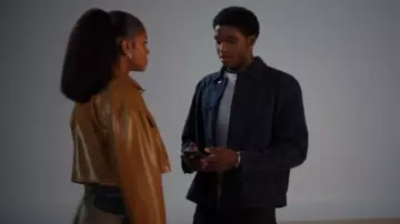 BDG Suki Racer Moto Denim Micro Mini Jupe portée par Simone Hicks (Geffri Maya Hightower) comme on le voit dans All American : Homecoming (S03E13)