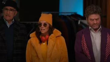 Beats Solo3 worn by Eva Longoria (Eva Longoria) as seen in Only Murders in the Building (S04E05)