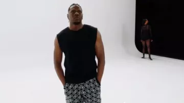 Honor The Gift Knit H Short porté par Cam Watkins (Mitchell Edwards) tel qu’on le voit dans All American : Homecoming (S03E13)