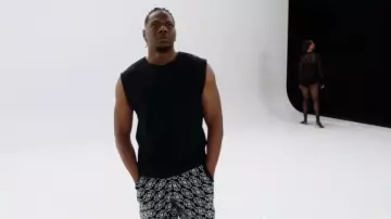 Honor The Gift Knit H Short porté par Cam Watkins (Mitchell Edwards) tel qu’on le voit dans All American : Homecoming (S03E13)