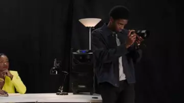 Zara Striped OVershirt porté par Orlando 'Lando' Johnson (Martin Bobb-Semple) comme on le voit dans All American : Homecoming (S03E13)