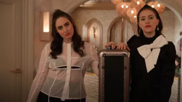 Chemise en maille découpée Jacquemus Vela portée par les frères Trina (Catherine Cohen) comme on le voit dans Only Murders in the Building (S04E05)