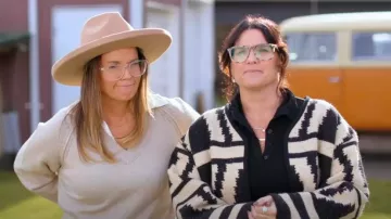 Cardigan kimono à imprimé géométrique Commense porté par Lyndsay Lamb tel qu’on le voit dans les maisons invendables (S05E03)