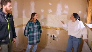 Camisa de franela de Smidow usada por Leslie Davis como se ve en Casas invendibles (T05E03)