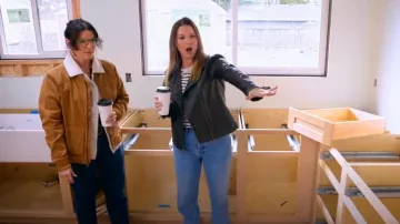 Blouson aviateur Carhartt pour femme porté par Lyndsay Lamb comme on le voit dans Unsellable Houses (S05E03)