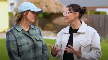 Grillete a cuadros BP usado por Leslie Davis como se ve en Casas invendibles (S05E03)
