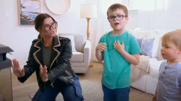 Chaqueta Levis Black Leather & Tan Trim usada por Leslie Davis como se ve en Unsellable Houses (S05E03)