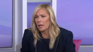 Veronica Beard Miller Chaqueta Dickey de mezclilla en Midnight Wash usada por Leanne Morgan como se ve en Today with Hoda & Jenna el 27 de septiembre de 2024