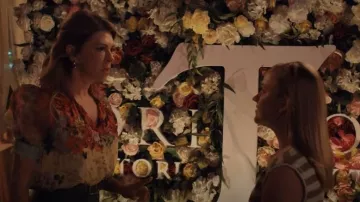 Alice + Olivia Brentley Blouse portée par Amy Pietz vue dans 9-1-1 (S08E01)