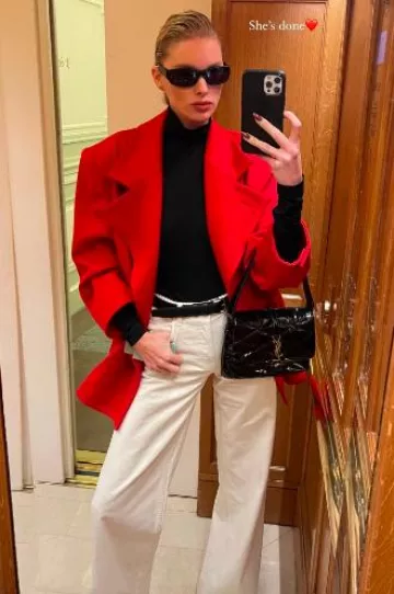 Coque en silicone Apple Iphone avec Magsafe In Midnight portée par Elsa Hosk sur sa Story Instagram le 25 septembre 2024