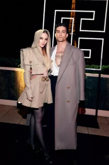 Zapatos de tacón con plataforma destalonada Peep-Toe de patente de Balmain usados por Dove Cameron en la fiesta posterior de Balmain el 25 de septiembre de 2024