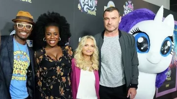 Tara Strong es un vestido vestido lila sin tirantes bordado de Marchesa Notte para la proyección en Nueva York de 'My Little Pony: The Movie' en el AMC Lincoln Square Theater el 24 de septiembre de 2017