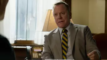 Mira los looks de la película Juror #2: Kiefer Sutherland usa corbata a rayas para interpretar a Larry Lasker