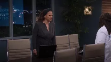 Giorgio Armani Vestido midi drapeado de punto Milano usado por la Dra. Catherine Fox (Debbie Allen) como se ve en Grey's Anatomy (T21E01)