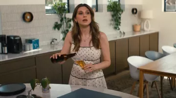 Ulla Johnson Clemente Robe portée par Rebecca (Emily Arlook) comme on le voit dans Nobody Wants This (S01E01)