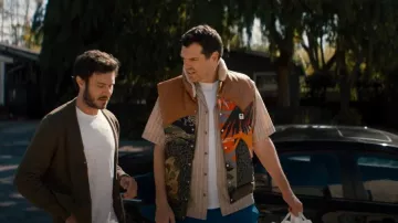 Chaleco de plumón con estampados mixtos de Palm Angels usado por Sasha Roklov (Timothy Simons) como se ve en Nadie quiere esto (S01E01)