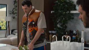 Pantalones Adidas Superstar en azul real naranja usados por Sasha Roklov (Timothy Simons) como se ve en Nadie quiere esto (S01E01)