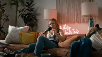 Débardeur rayé en laine et cachemire Simkhai Braylee porté par Joanne (Kristen Bell) comme on le voit dans Personne ne veut ça (S01E01)