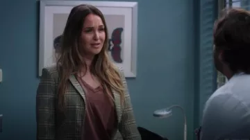 Le t-shirt surdimensionné en coton flammé Jordyn Perfect porté par le Dr Jo Wilson (Camilla Luddington) tel qu’on le voit dans Grey’s Anatomy (S21E01)