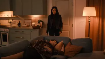 Chaqueta Coach Heritage C Snap Front Shrunken usada por Esther Roklov (Jackie Tohn) como se ve en Nobody Wants This (S01E04)