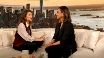 Chaleco de terciopelo de algodón Etro usado por Drew Barrymore como se ve en The Drew Barrymore Show el 25 de septiembre de 2024