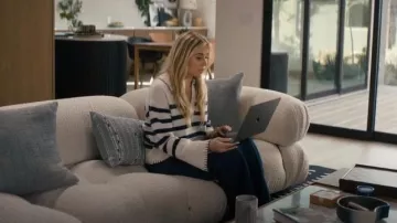 Rail Athena Sweater porté par Morgan (Justine Lupe) comme on le voit dans Nobody Wants This (S01E05)