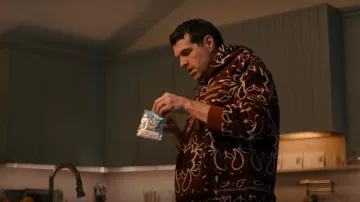 Sudaderas con capucha Amiri usadas por Sasha Roklov (Timothy Simons) como se ve en Nadie quiere esto (S01E04)