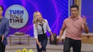 Chemise Celine Romy en soie rayée portée par Kelly Ripa comme on le voit en LIVE avec Kelly et Mark le 16 septembre 2024
