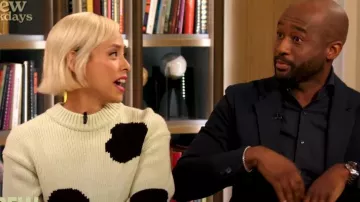 Suéter de punto Tibi Animal Print usado por Pilar Valdés como se vio en The Drew Barrymore Show el 27 de septiembre de 2024