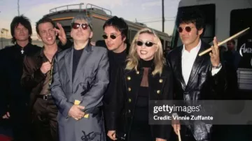 Debbie Harry was wearing beautiful sunglasses in American Music Awards on January 1999