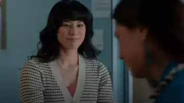 Atuendos de la serie de televisión Murder in a Small Town: Edwina Yen (Mya Lowe) usa cárdigan a cuadros en la temporada 1