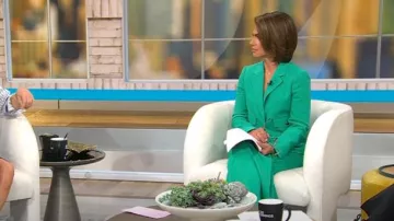 Chaqueta corta Me + Em Pop Color en verde topacio usada por Kristine Johnson como se vio en CBS Mornings el 27 de septiembre de 2024