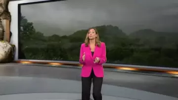 Blazer Generation Love Hudson porté par Stephanie Abrams tel qu’on le voit dans CBS Mornings le 27 septembre 2024