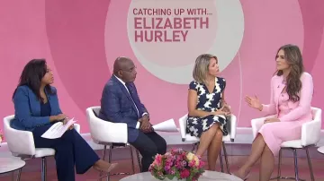 Monique Lhuillier Débardeur court en cachemire rose porté par Elizabeth Hurley comme on le voit dans Today le 2 octobre 2024