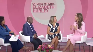 Monique Lhuillier Cardigan court à manches longues en rose porté par Elizabeth Hurley comme on le voit dans Today le 2 octobre 2024