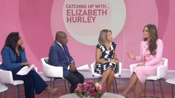 Jupe crayon en tricot rose Monique Lhuillier portée par Elizabeth Hurley comme on le voit dans Today le 2 octobre 2024