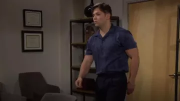 Abercrombie & Fitch Camp Collar Silky Button-Up Shirt en Sapphire Floral portée par R.J. Forrester (Joshua Hoffman) comme on le voit dans The Bold and the Beautiful le 17 septembre 2024