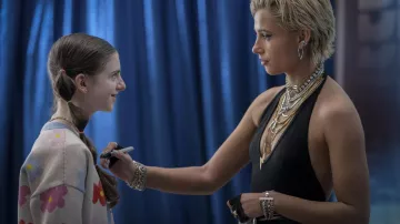 Atuendos de en la película Smile 2: Naomi Scott usa un conjunto de pulsera, collar y aretes de cadenas para interpretar a Skye Riley