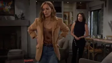 Débardeur en satin Alice + Olivia Avril en camel porté par Taylor Hayes (Rebecca Budig) tel qu’on le voit dans The Bold and the Beautiful le 20 septembre 2024