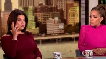 Haut froncé Ronny Kobo Harley Off The Shoulder porté par Ana Navarro comme on le voit dans The View le 30 septembre 2024
