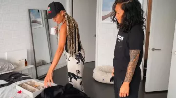 Olivia Von Halle Pantalones de pijama de seda blanca con estampado de pantera usados por Racquel Chevremont como se ve en The Real Housewives of New York City (S15E01)