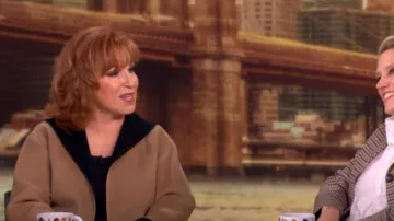 Lafayette 148 New York Veste courte réversible en laine et cachemire portée par Joy Behar comme on le voit dans The View le 1er octobre 2024