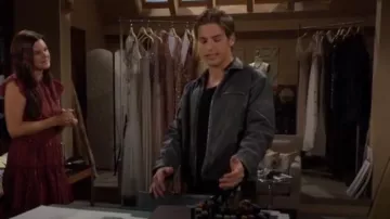 Abercrombie Veste camionneur courte zippée en cuir végétalien portée par Will Spencer (Crew Morrow) comme on le voit dans The Bold and the Beautiful le 30 septembre 2024