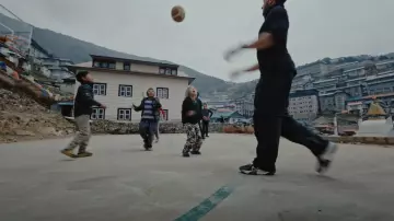 Inoxtag porte une paire de ZoomX Zegama Nike en jouant au foot avec des enfants dans son documentaire Kaizen : 1 an pour gravir l'Everest !