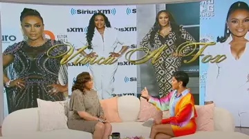 Robe en jersey drapé en cristal Stella McCartney portée par Vivica A. Fox telle qu’elle a été vue au Tamron Hall Show le 30 septembre 2024