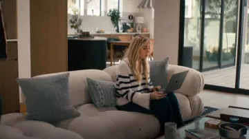 Rail Athena Sweater porté par Morgan (Justine Lupe) comme on le voit dans Nobody Wants This (S01E05)