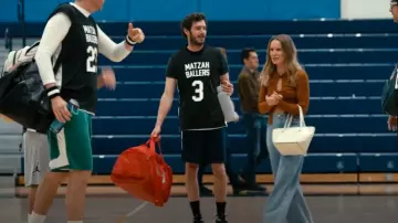 Under Armour Unisex UA Bolsa Innegable 3.0 Rojo Medio usado por Noah Roklov (Adam Brody) como se ve en Nadie Quiere Esto (S01E07)