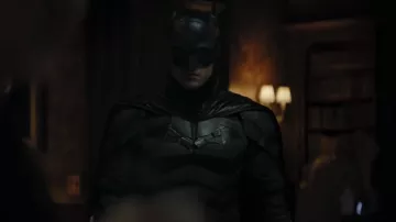 Le costume du film Batman : Bruce Wayne (Robert Pattinson) porte une armure de super-héros Batman en noir