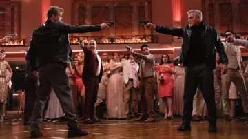 Vestuario de la película Wolfs: George Clooney lleva una chaqueta de cuero negra para interpretar al hombre de Margaret